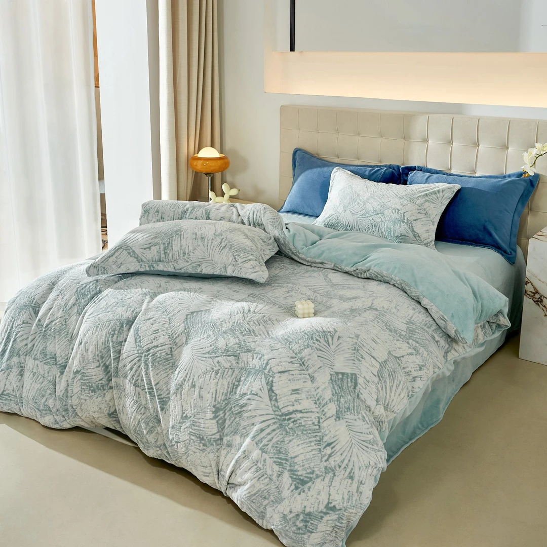 旗舰款第三代雕花婴儿绒牛奶绒四件套亲肤加绒防静电双面绒毛机洗