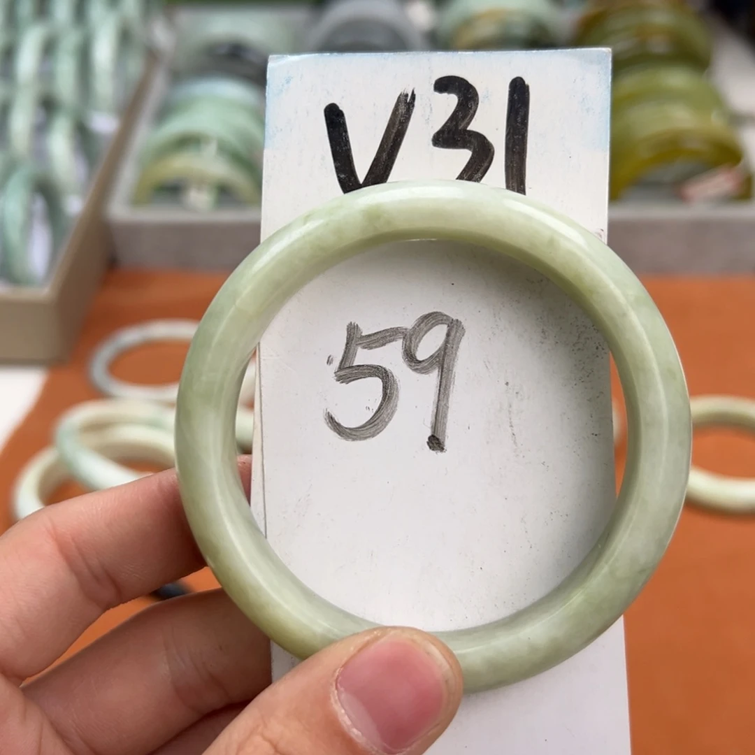 岫玉手镯未镶嵌天然岫玉微瑕，可以正常佩戴