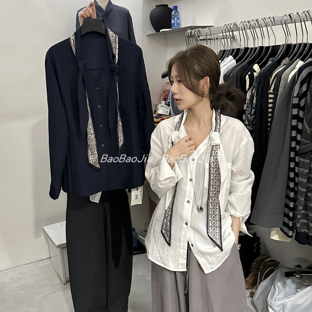 老钱风设计感V领配丝巾气质排扣小衫女2025秋季款高级感别致衬衣