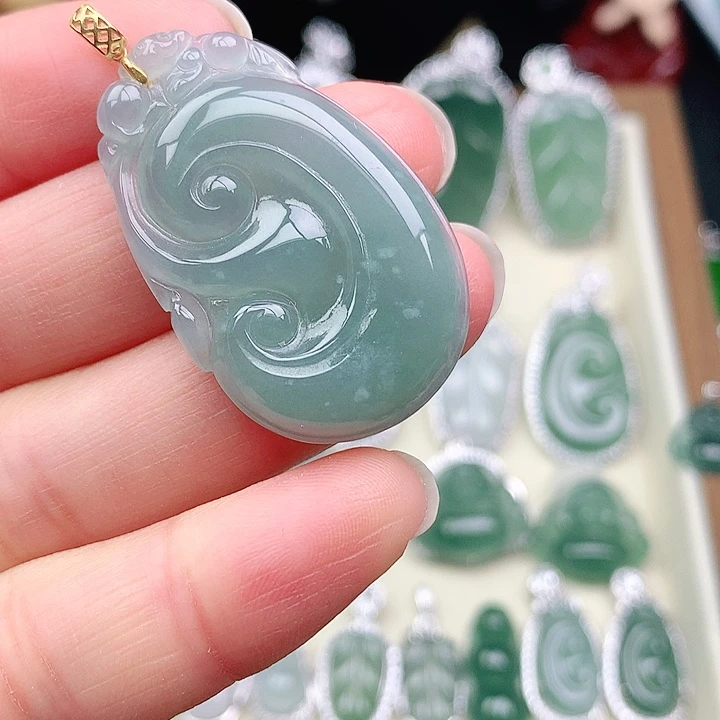 颈饰18K金镶嵌翡翠吊坠