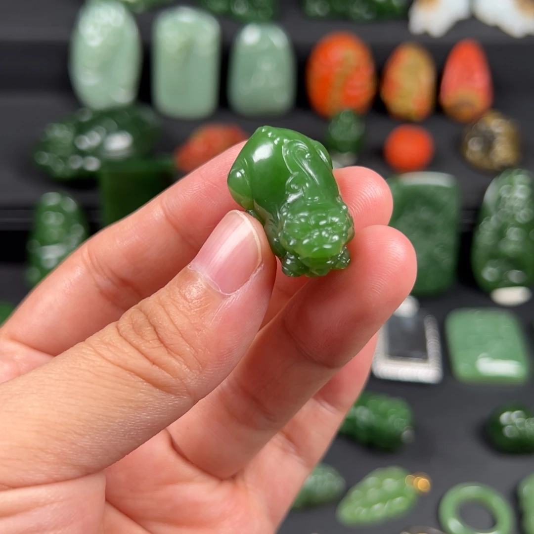 颈饰未镶嵌和田玉（碧玉）