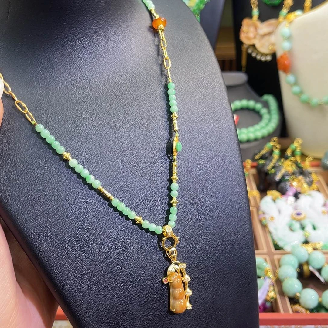 翡翠未镶嵌颈饰连中三元