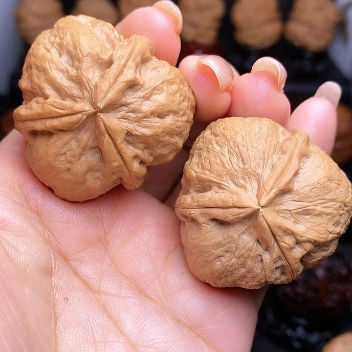 文玩核桃吊坠玉斧三棱