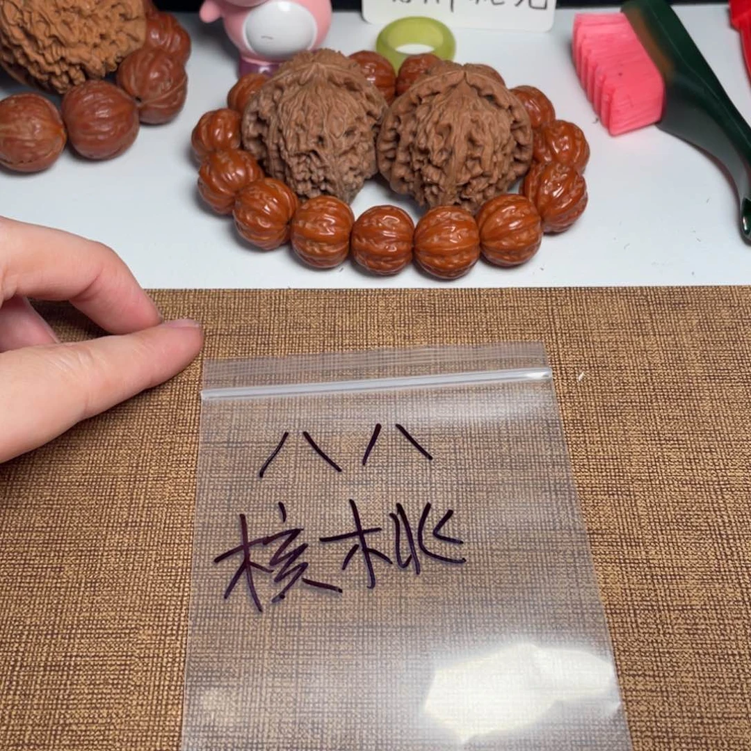 文玩核桃吊坠白狮子