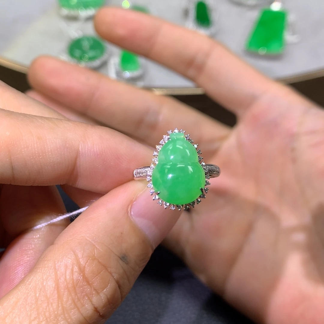 翡翠戒指18K金镶嵌翡翠