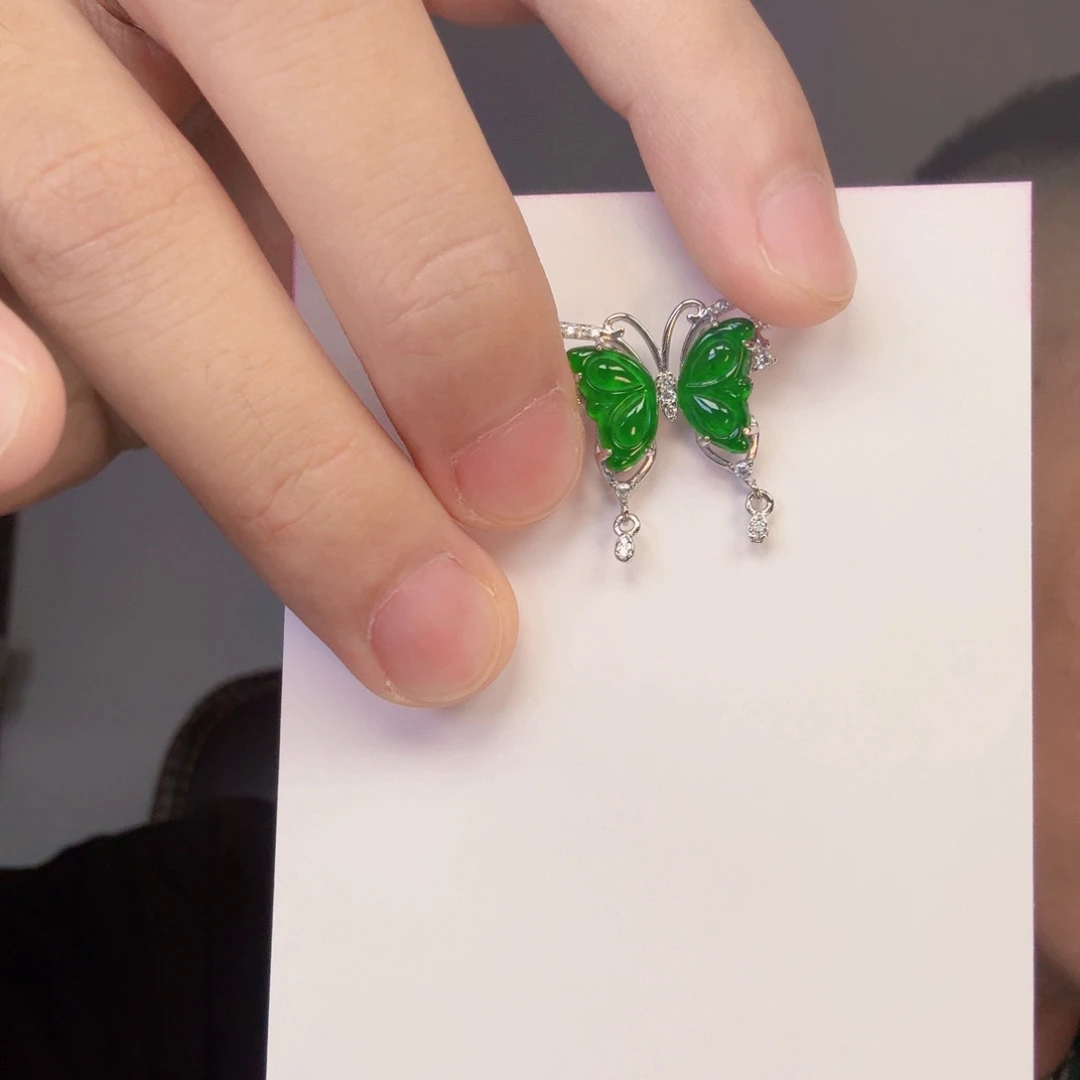 翡翠未镶嵌颈饰一件