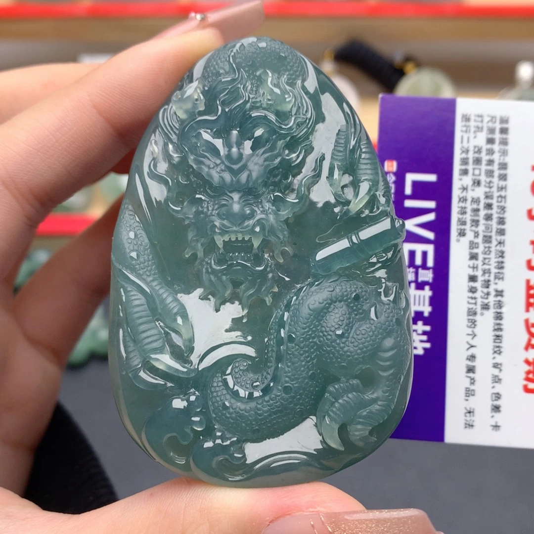 熊***←翡翠未镶嵌颈饰龙
