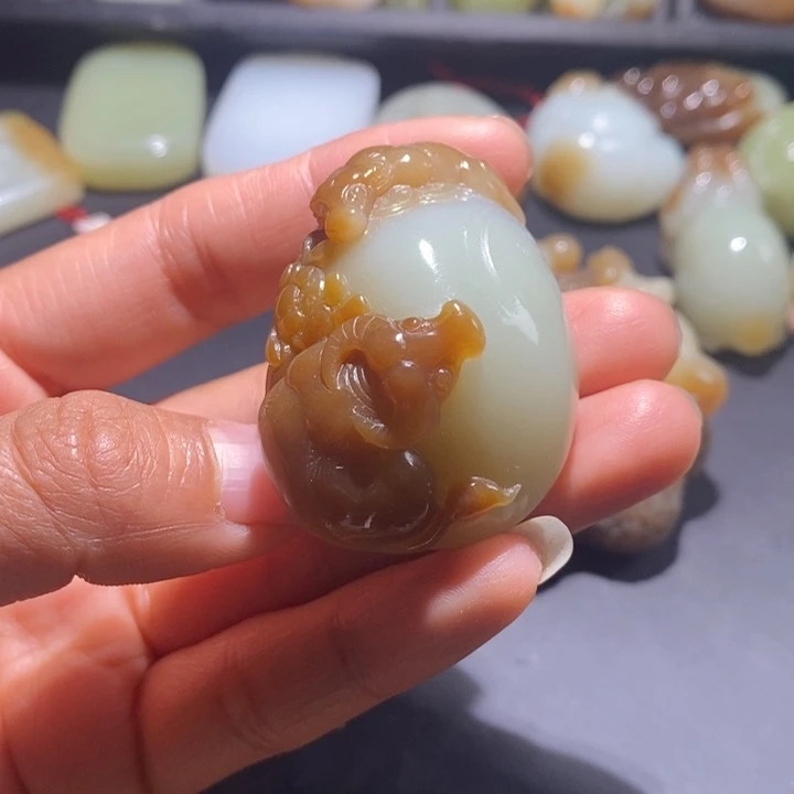 和田玉(糖玉)未镶嵌颈饰牛气冲天