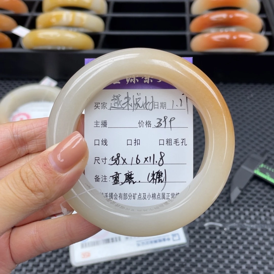 石英质玉手镯未镶嵌越**好
