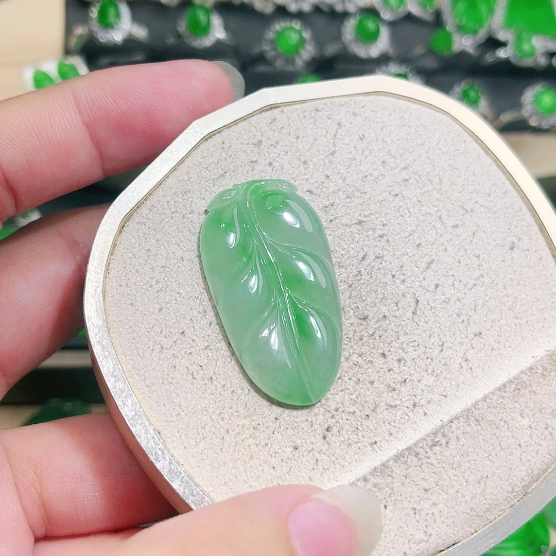 未镶嵌挂件翡翠裸石