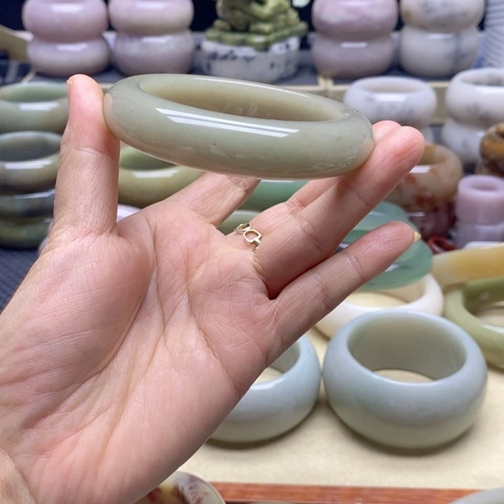 石英岩玉未镶嵌手镯