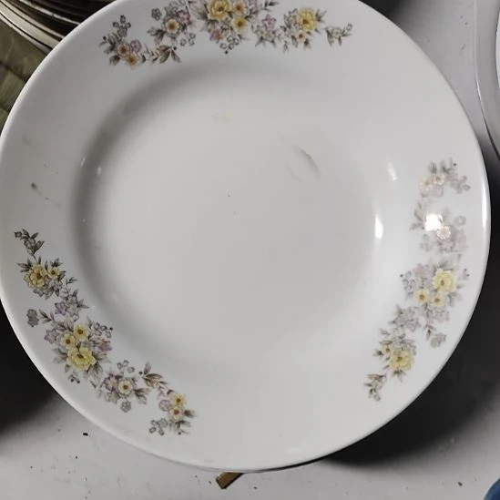 瓷片五厂，七厂，瓷器摆件，瓷片！都有微瑕疵。口径23cm。