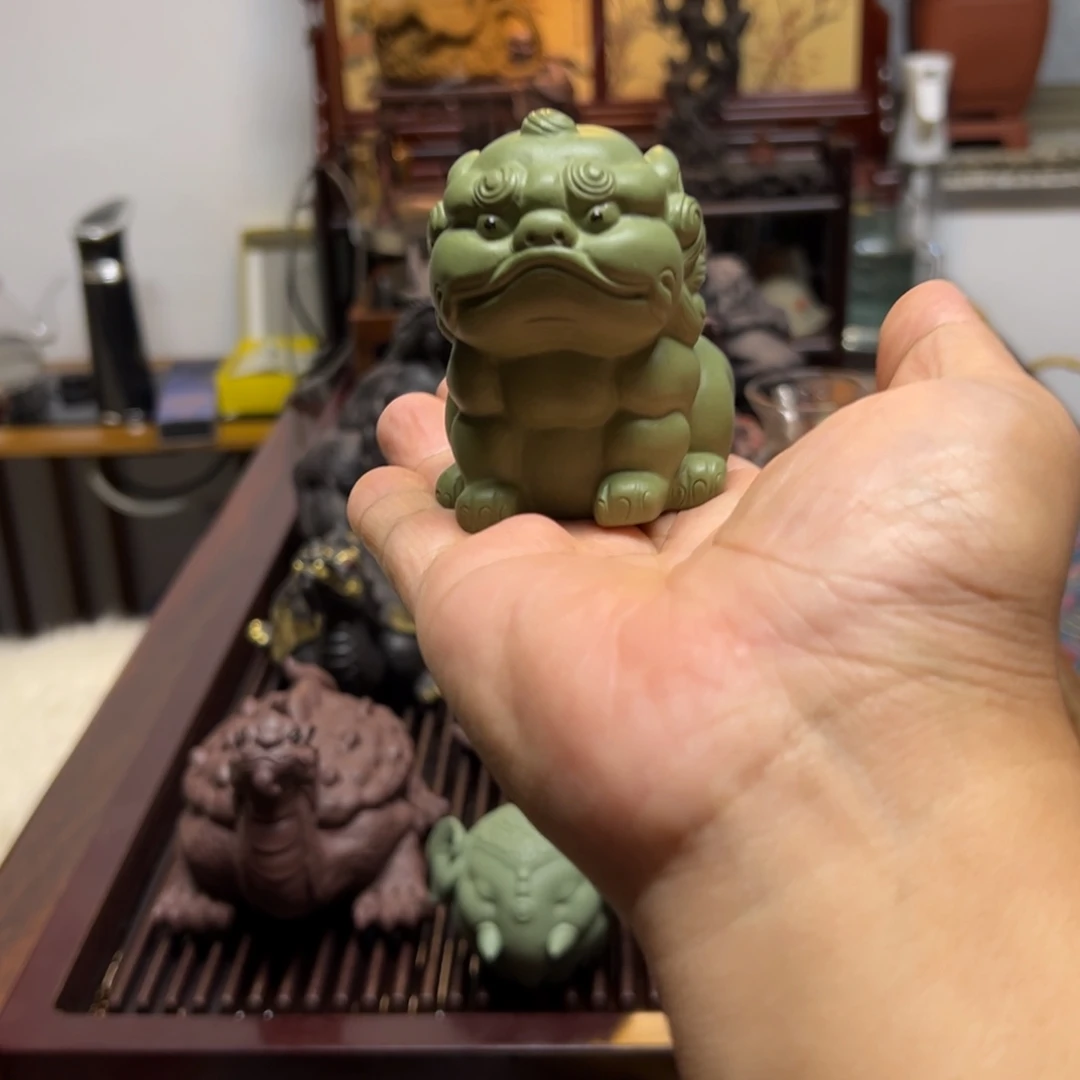 茶宠紫砂紫砂茶宠摆件。