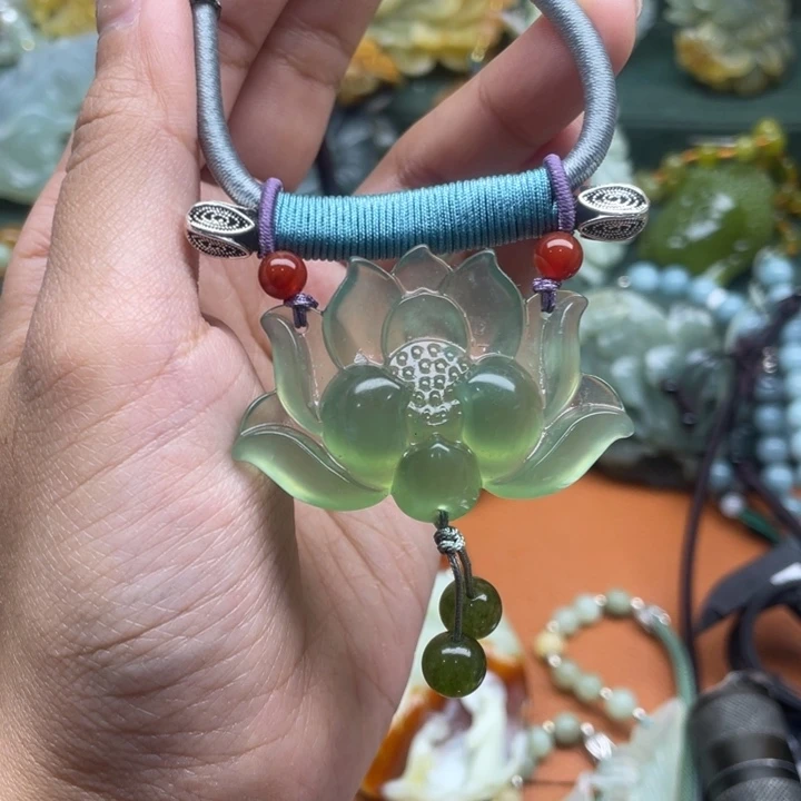 蛇纹石玉吊坠合金