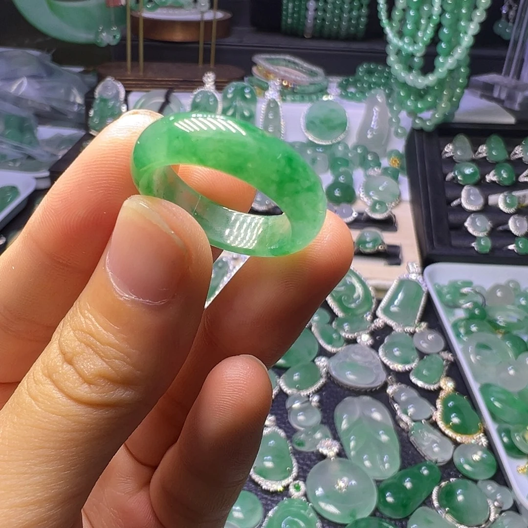 石英质玉（非洲翠）未镶嵌颈饰