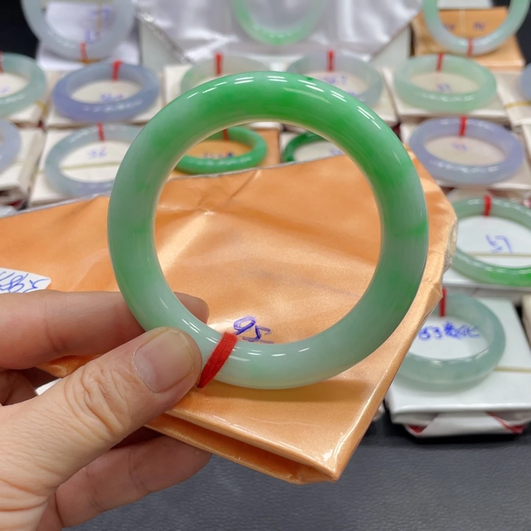 翡翠手镯未镶嵌56圈口