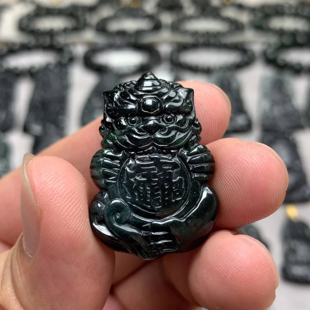 翡翠未镶嵌颈饰貔貅