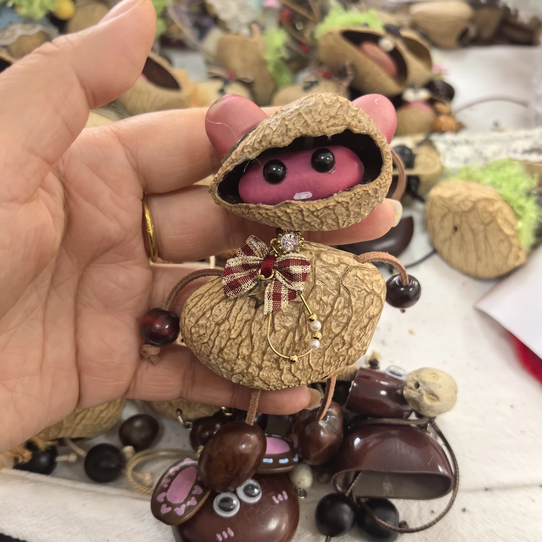 红色四不像啊果壳挂件