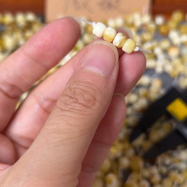 蜜蜡未镶嵌裸石5.7mm一组有坑