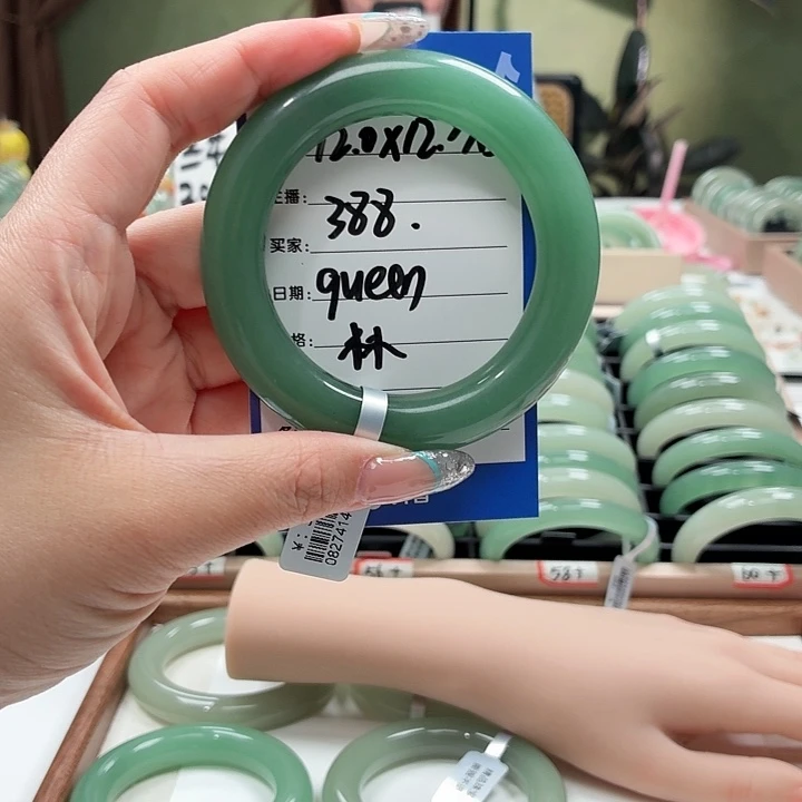 Q***n未镶嵌手镯石英岩玉
