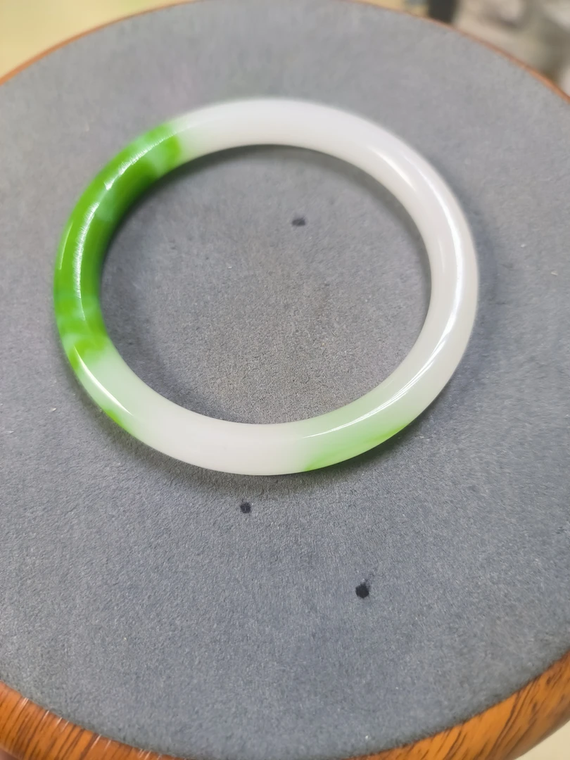 1300号白底翠青色圆条手镯