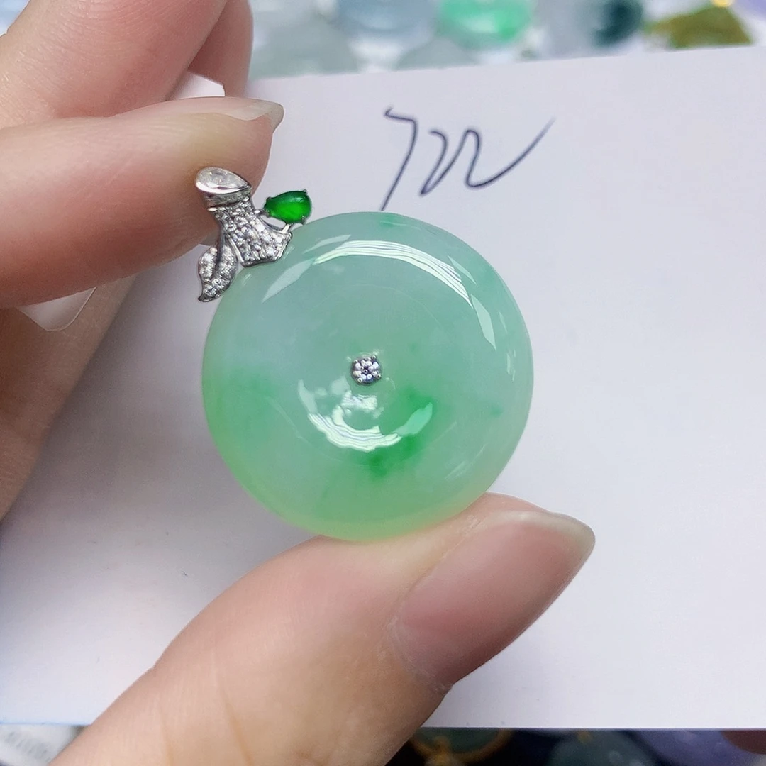 颈饰18K金镶嵌翡翠