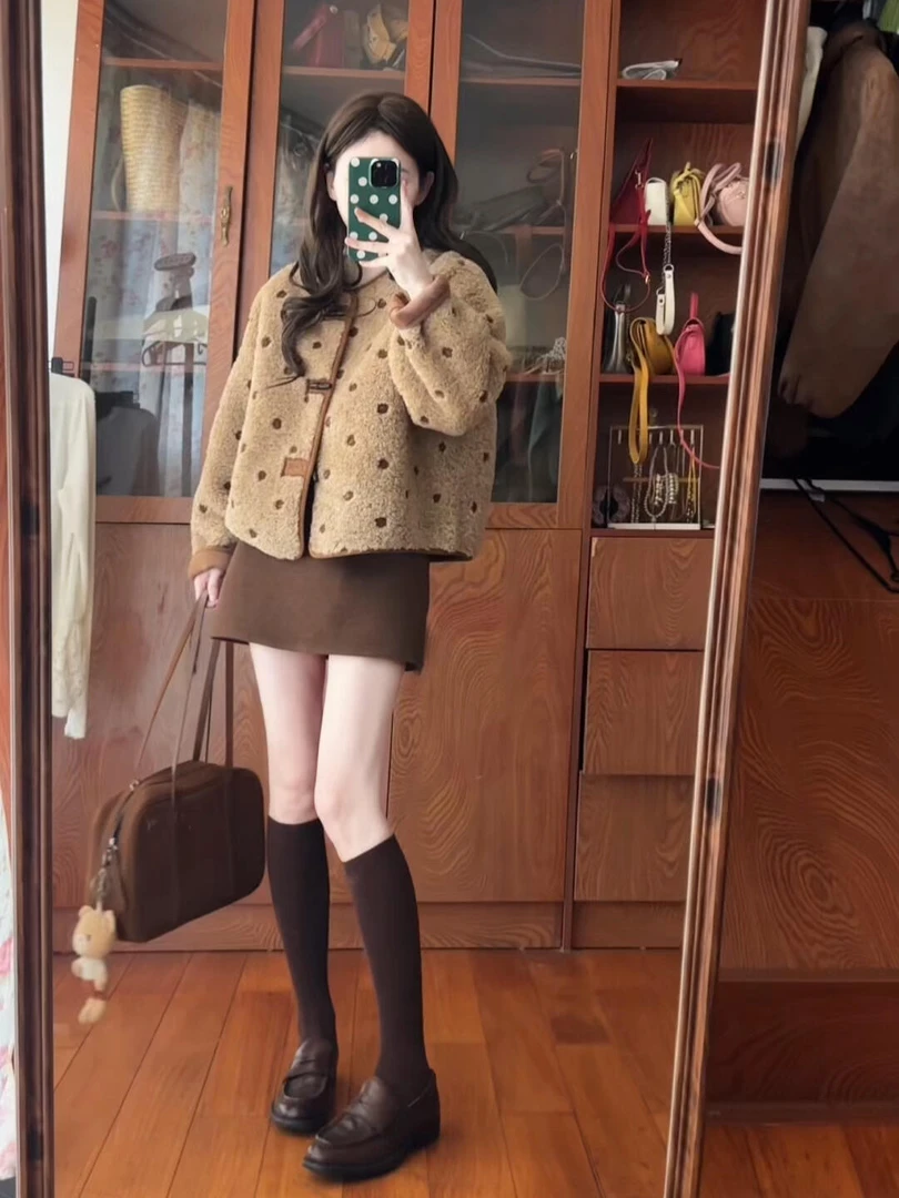 秋冬搭配一整套美拉德穿搭复古波点牛角扣短款外套女半身裙两件套