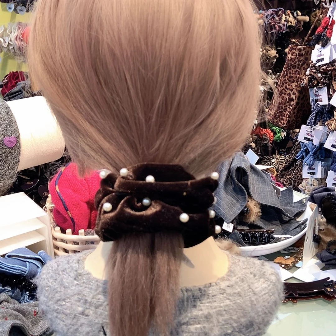 布艺非金属咖色丝绒珠珠发圈