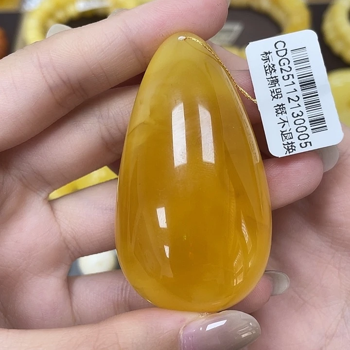 琥珀未镶嵌裸石57.5*32.2*18.8mm水滴瑕 0005
