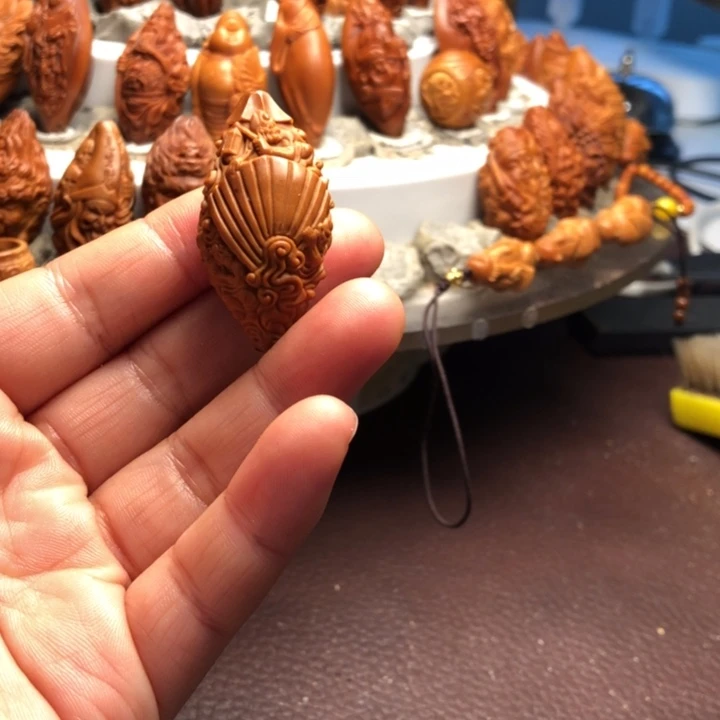白***仙吊坠橄榄核橄榄核雕刻的单子