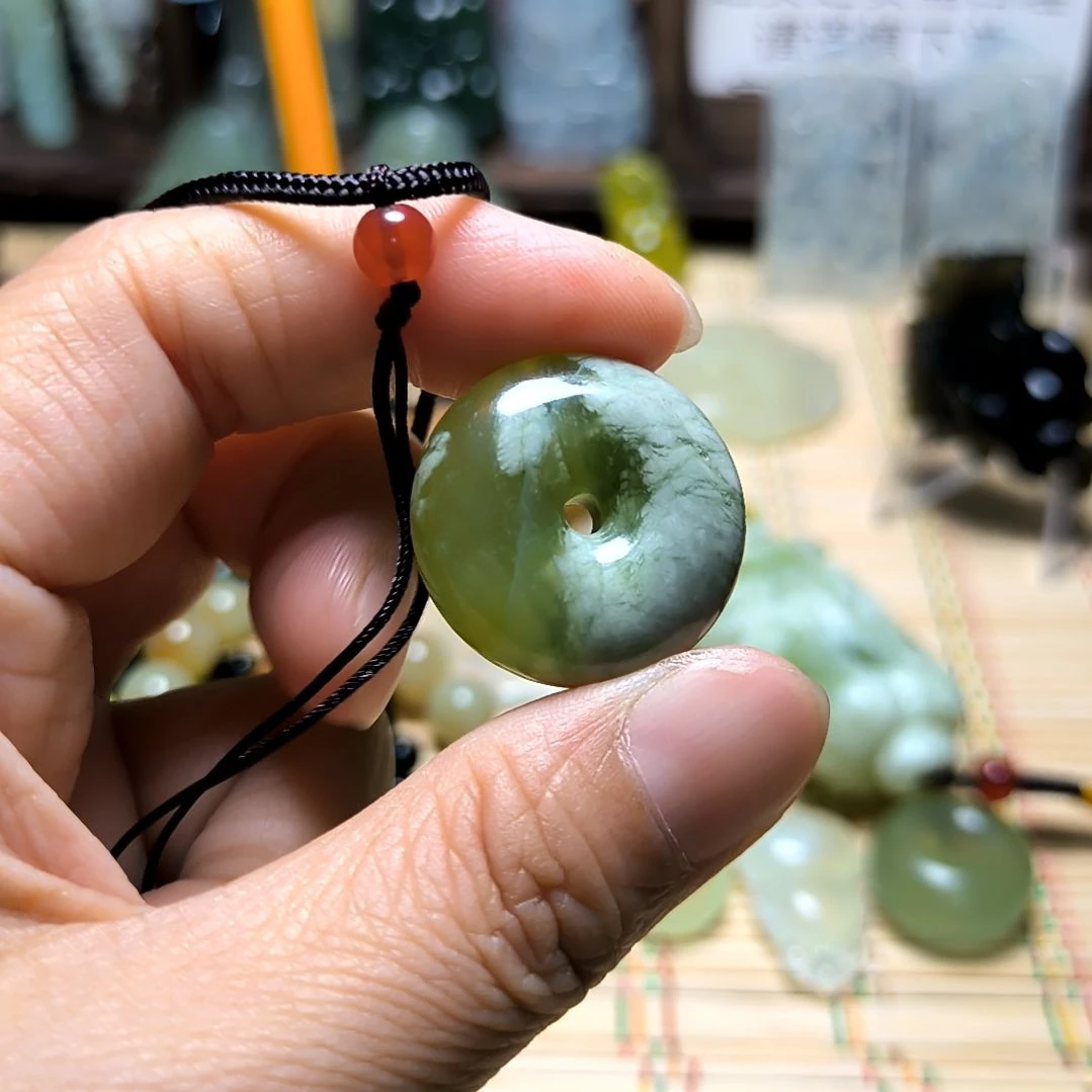 鲁***南蛇纹石玉未镶嵌颈饰