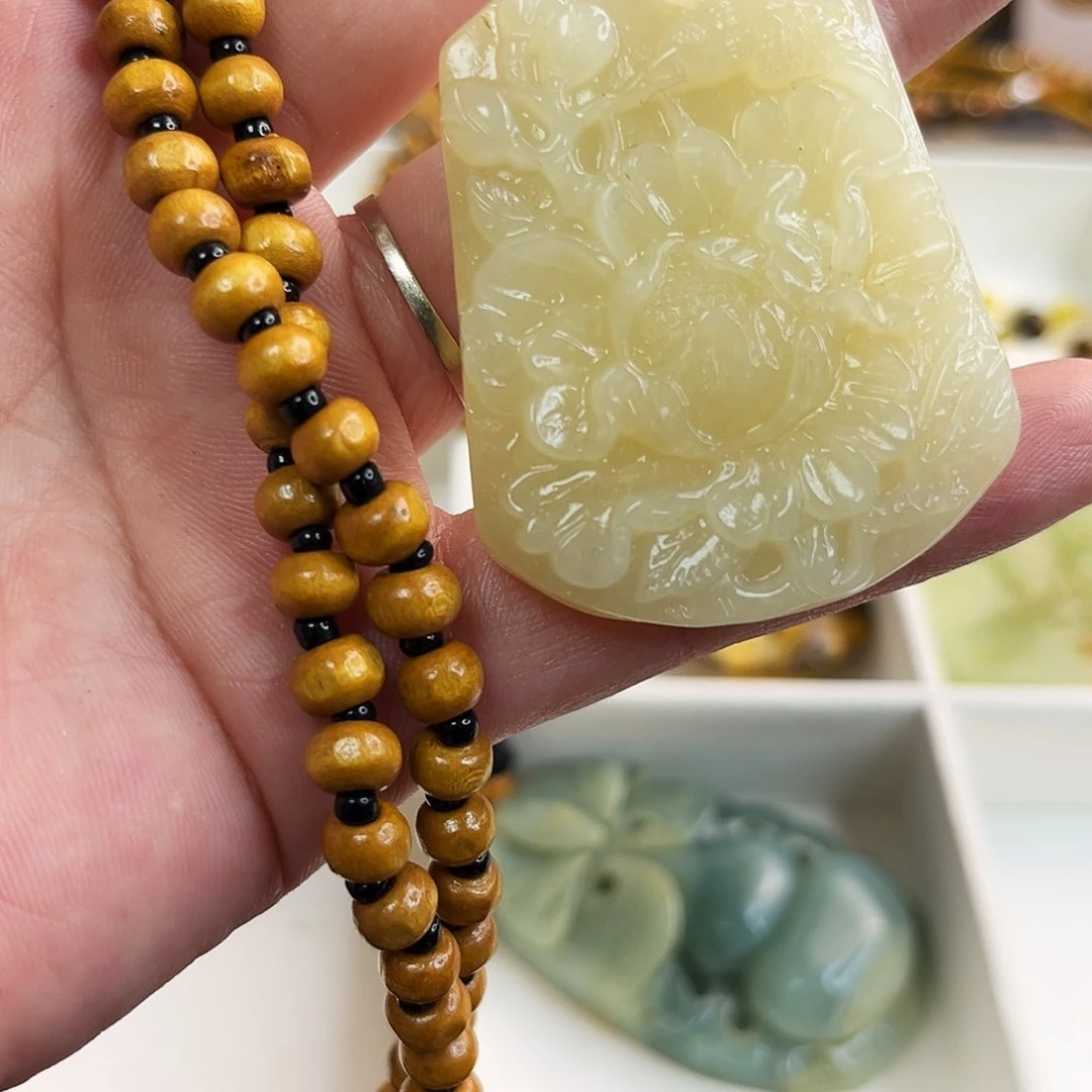 蛇纹石玉颈饰未镶嵌
