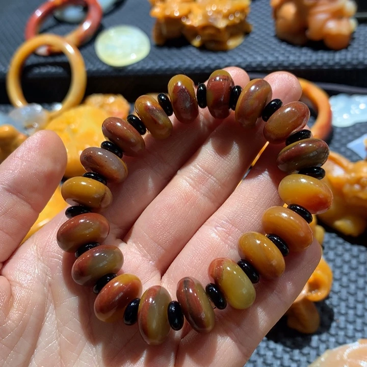 未镶嵌石英质玉（黄龙玉）颈饰