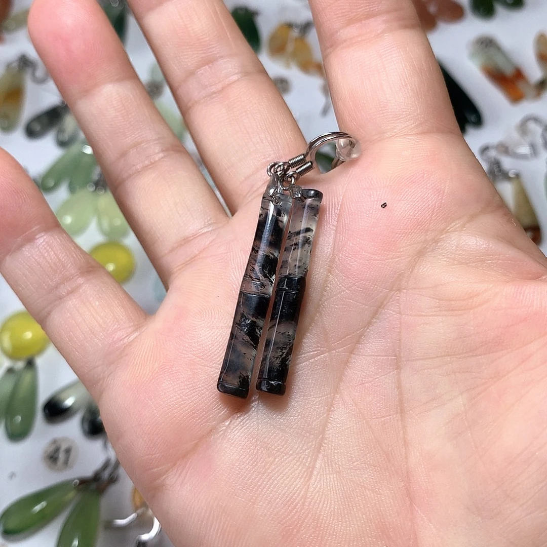 C***佳蛇纹石玉未镶嵌耳环
