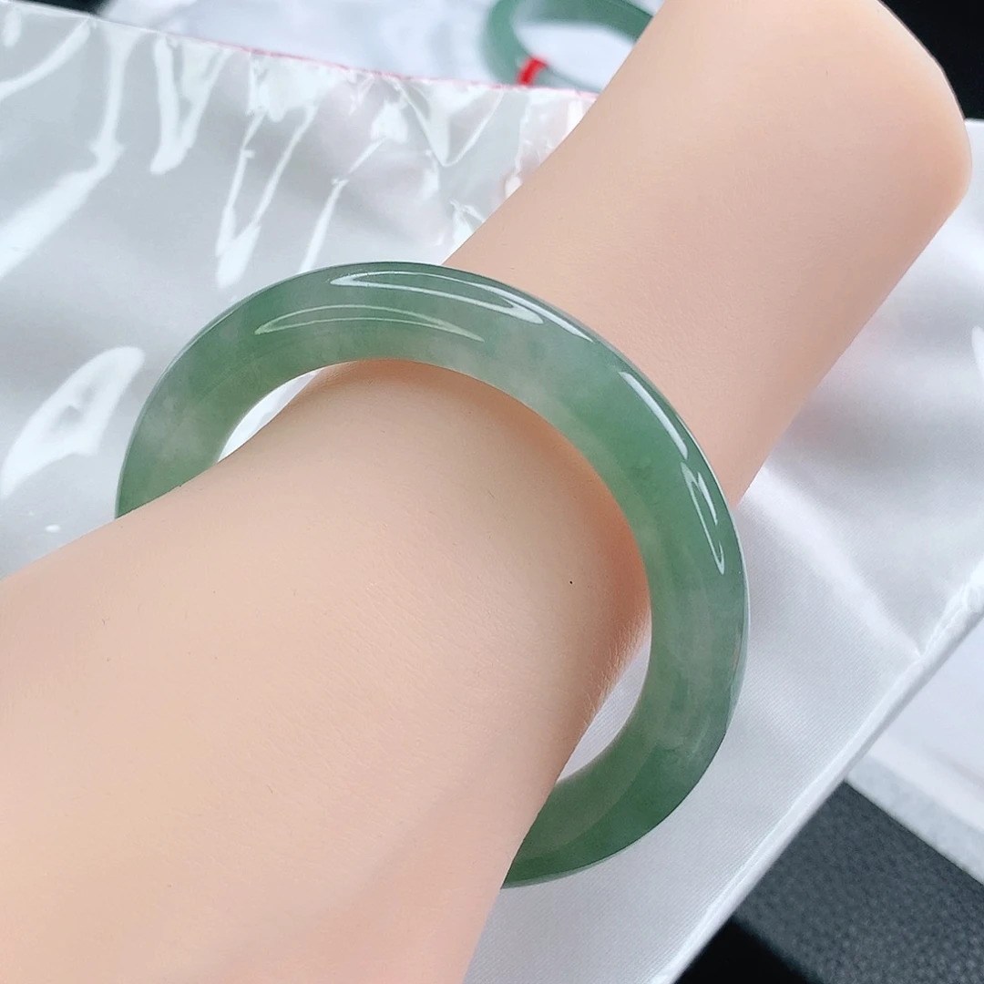 翡翠手镯未镶嵌55圈