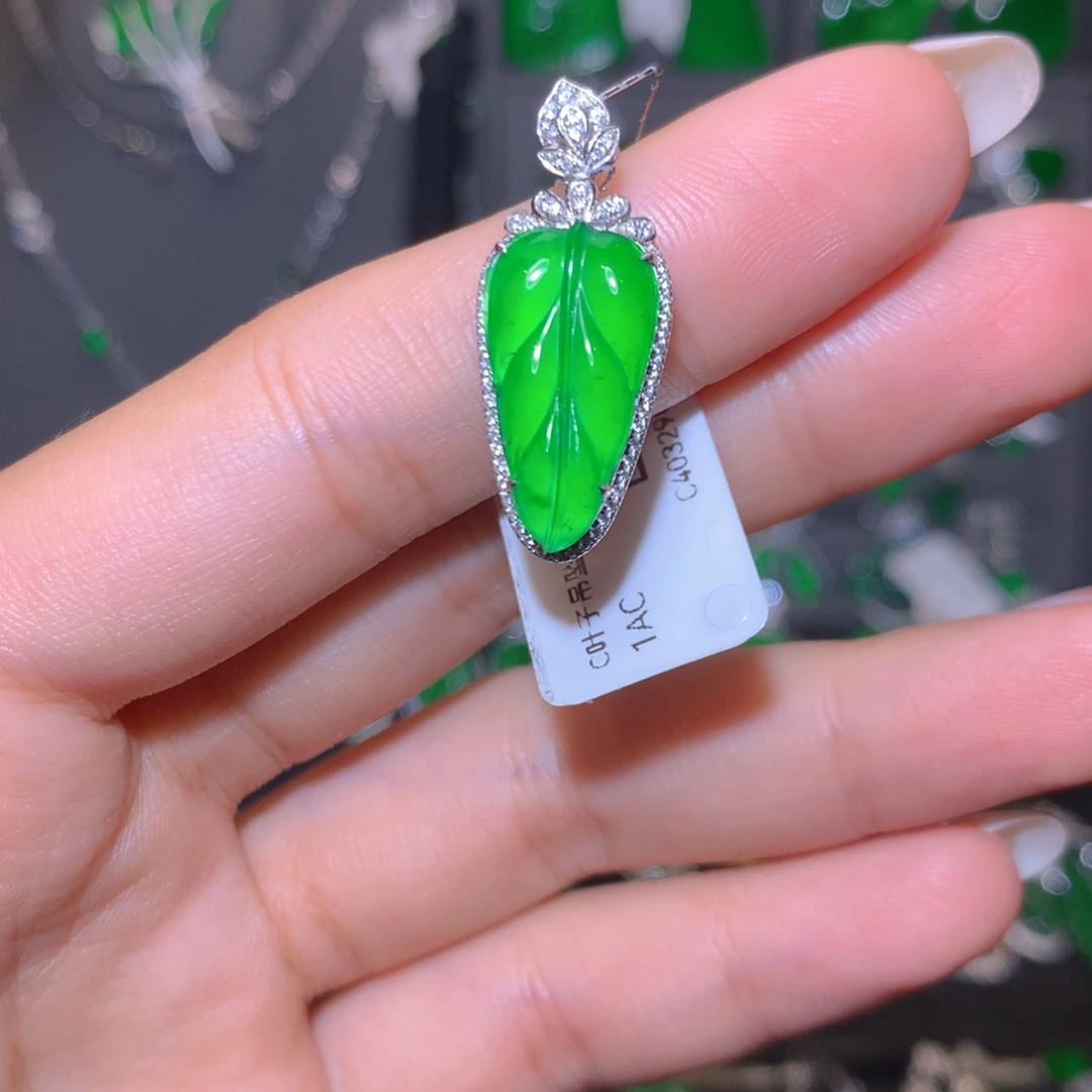 颈饰18K金镶嵌翡翠叶子
