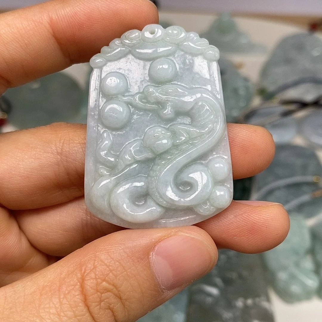翡翠未镶嵌颈饰蛇