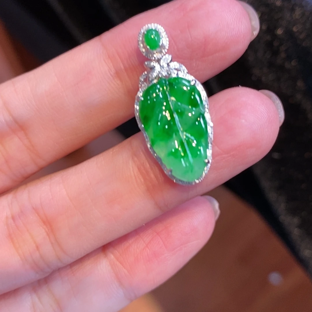 颈饰18K金镶嵌翡翠