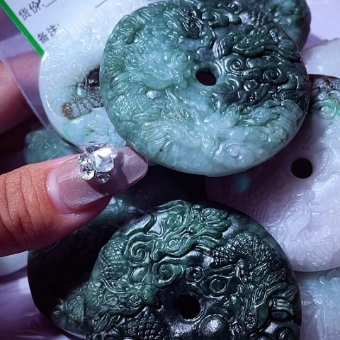 翡翠未镶嵌颈饰小*拉