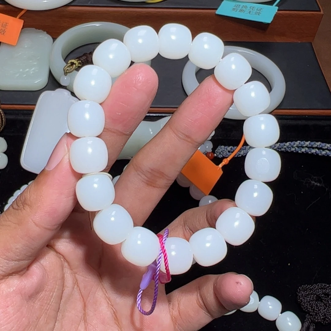 T***l和田玉未镶嵌手链