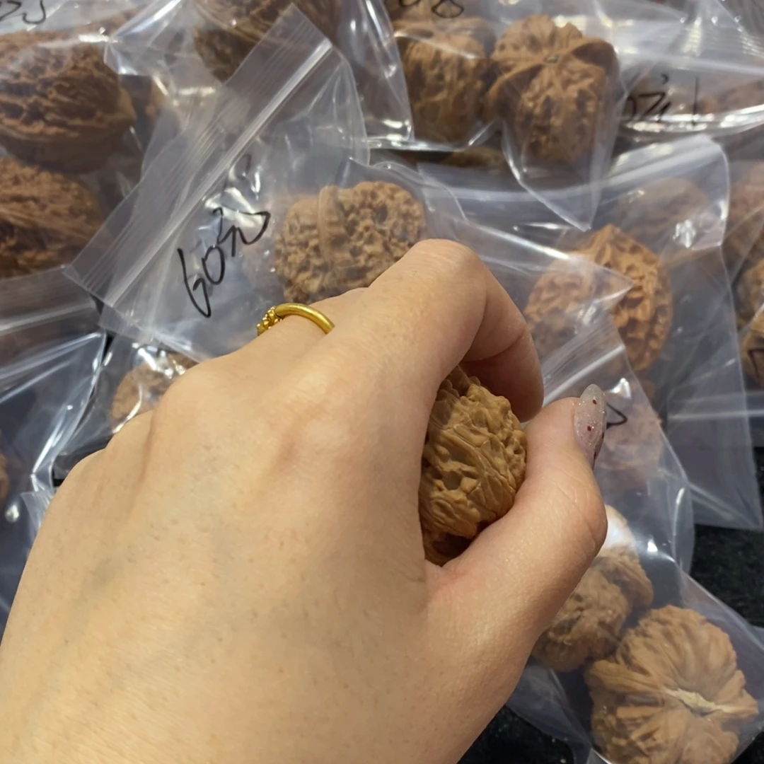 猴头核桃吊坠郑**下大底10