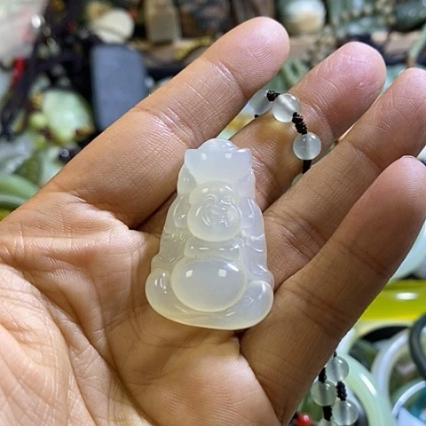 岫玉未镶嵌颈饰一个