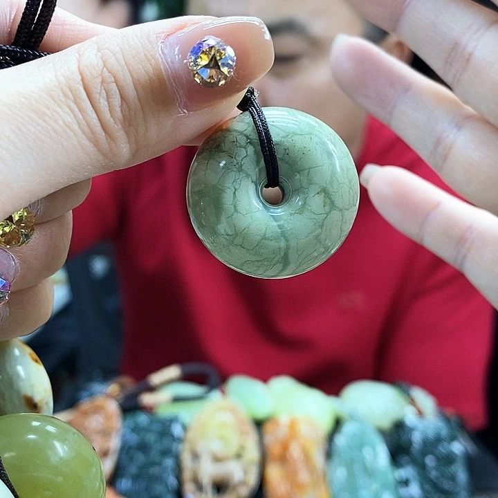 蛇纹石玉吊坠未镶嵌