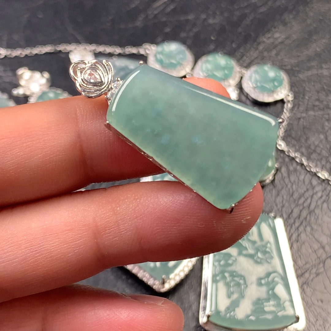 翡翠未镶嵌颈饰平面无事牌