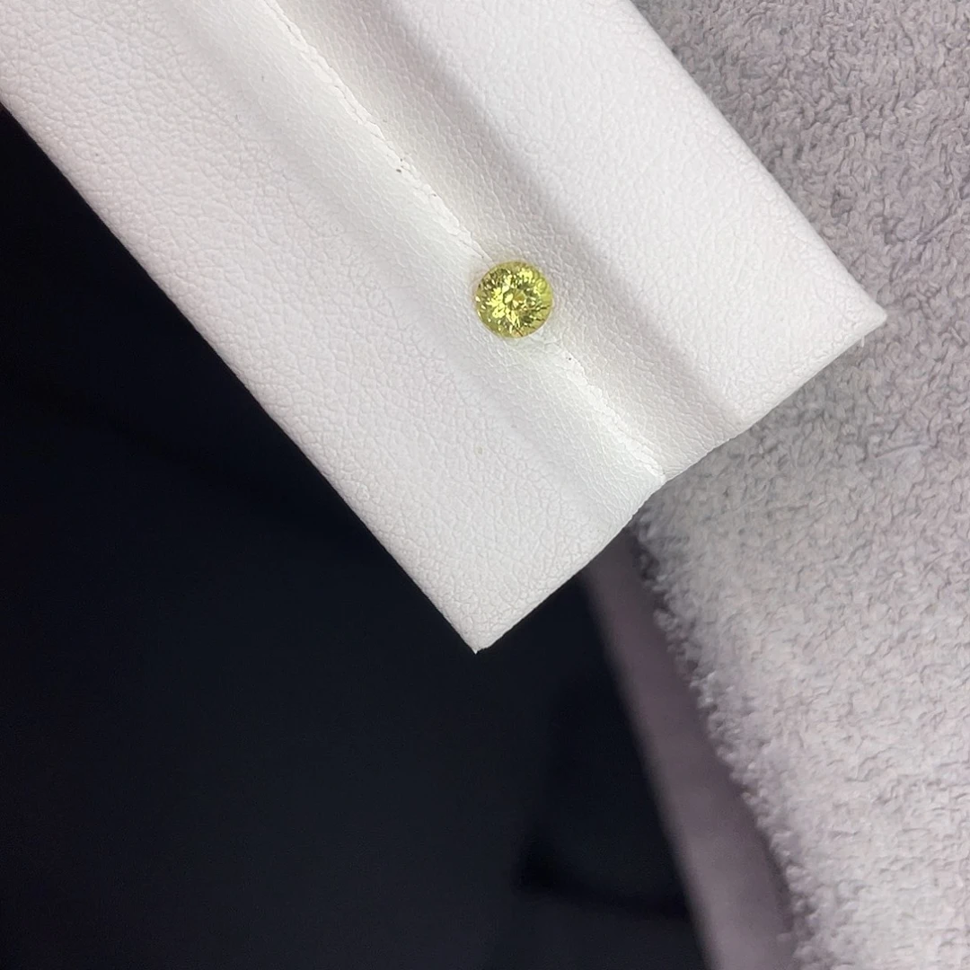 石榴石裸石未镶嵌0.59Ct。