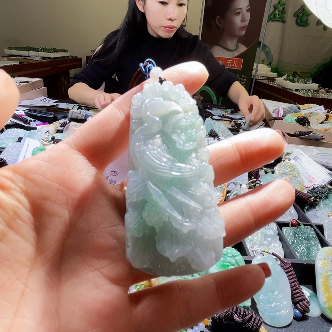 翡翠未镶嵌颈饰一个