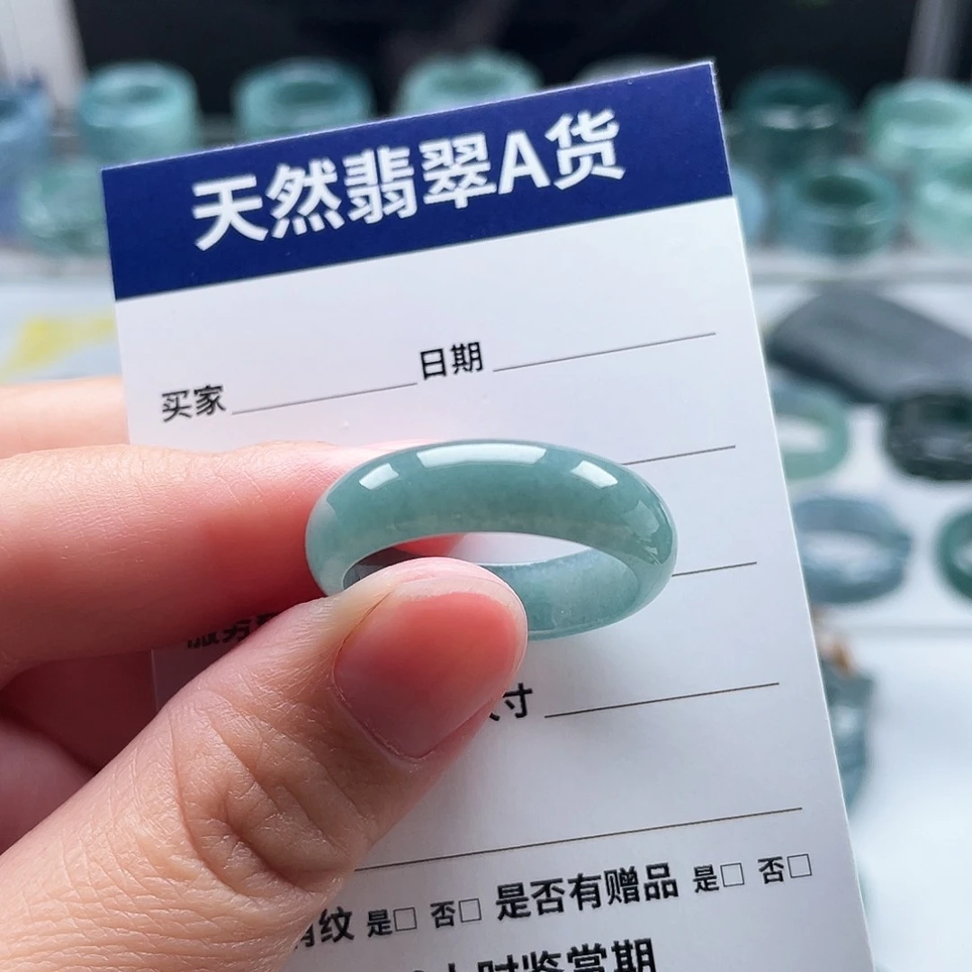 未镶嵌戒指翡翠是***。翡翠