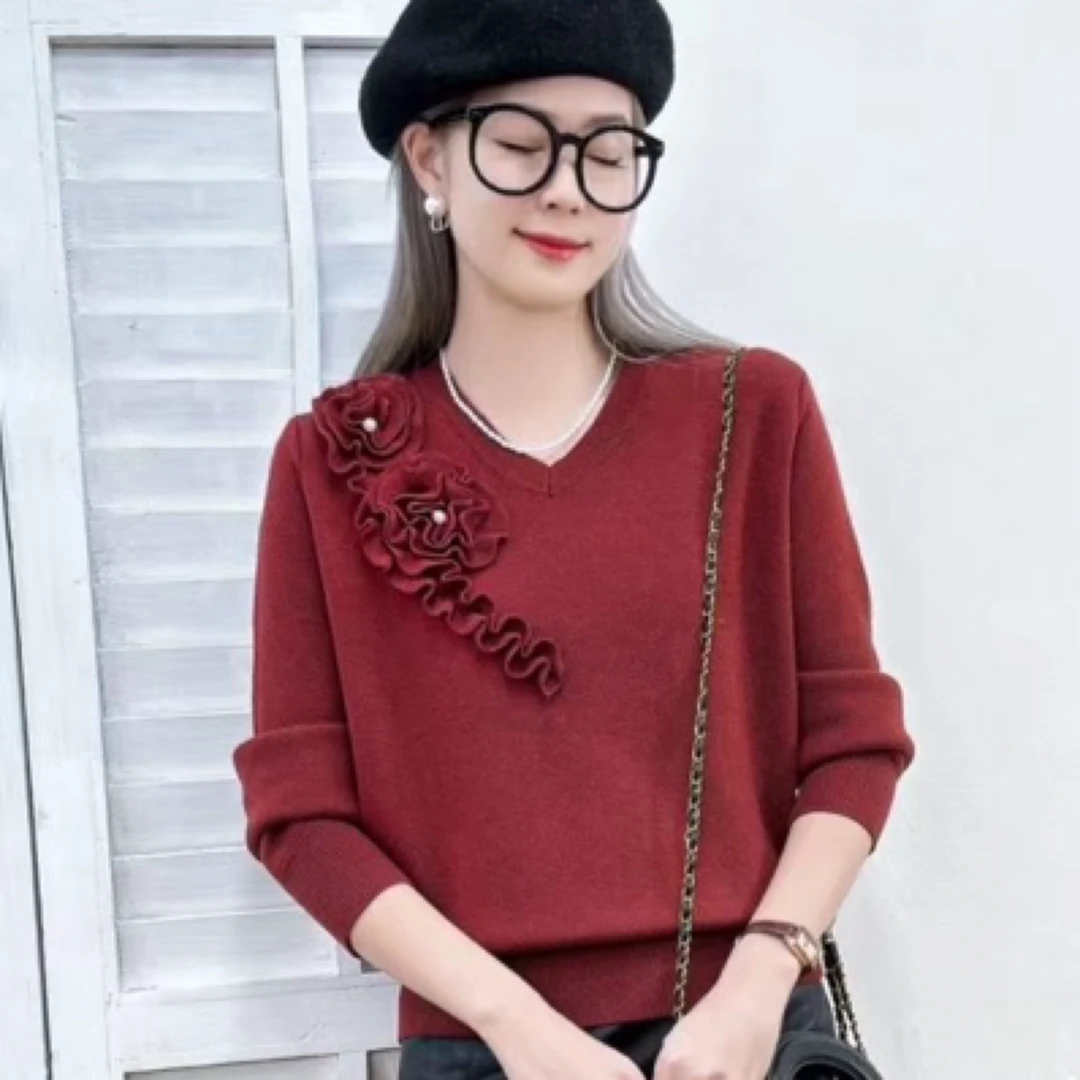 花朵V领上衣洋气减龄款