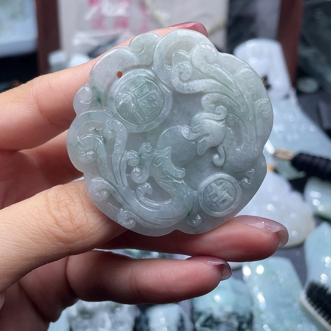 翡翠未镶嵌颈饰有裂