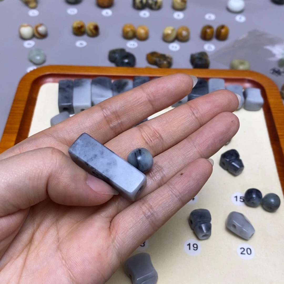 蛇纹石玉配饰合金妞*